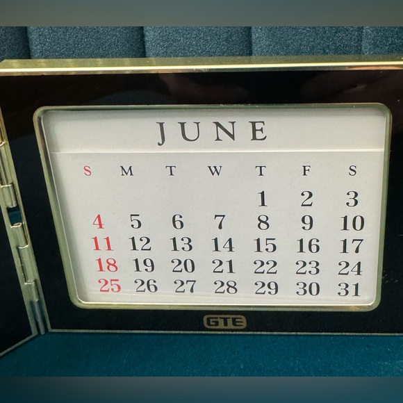 Gold Foldable Calendar & Picture Frame - Picture 5 of 9